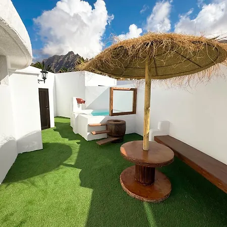 Ahul Con Pequena Piscina Tatil Evi Famara